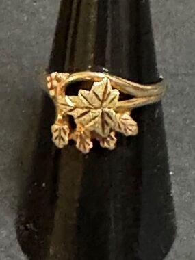 Landstroms Vintage Black Hills Gold leaf style Ring size 7